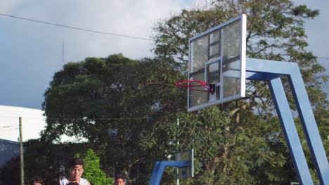 Niños-Jugando-Baloncesto-En-Un-Parque-Público