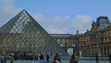 Schwenk-Vom-Louvre-Palastturm-Zur-Louvre-Pyramide,-Touristenbesichtigung