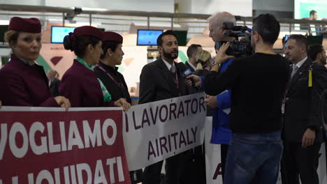 Interview-Mit-Reporter-Und-Kameramann-Bei-Air-Italy-Protesten