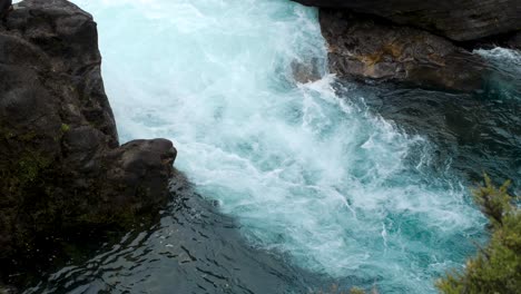 Zeitlupe-Der-Leuchtend-Blauen-Huka-Wasserfälle-In-Neuseeland