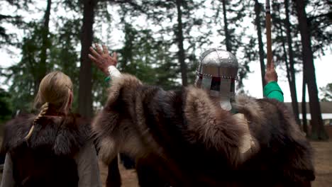 Ceremonia-Vikinga-En-La-Que-Los-Participantes-Levantan-La-Mano-Con-Entusiasmo-A-Los-Dioses