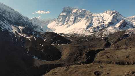 Luftaufnahme,-Die-Sich-An-Schneebedeckten-Bergen-An-Einem-Knackigen-Tag-In-Der-Cordillera-De-Los-Andes,-Chile,-Nähert-–-4k