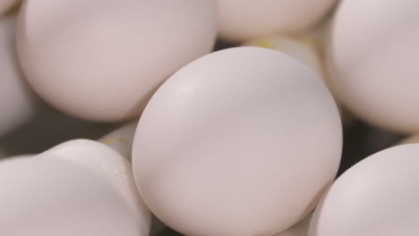 Nahaufnahme-Von-Frischen-Eiern,-Die-Sich-Entlang-Einer-Produktionslinie-Auf-Einer-Geflügelfarm-Bewegen