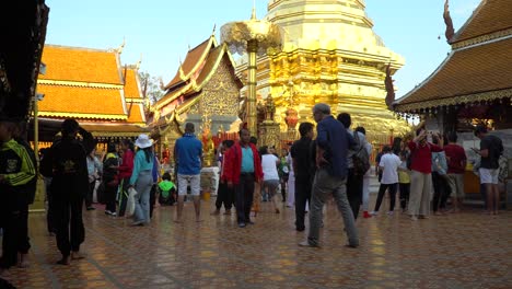 Durante-El-Día-En-El-Templo-Doi-Suthep-En-El-Norte-De-Tailandia