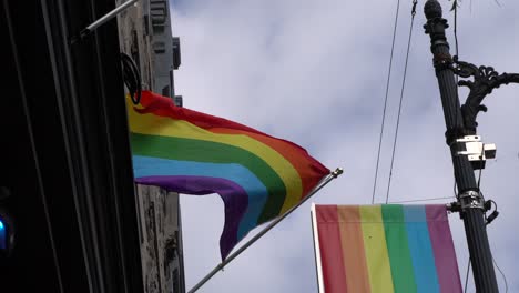 Die-Pride-Flagge-Bewegt-Sich-Schnell-Und-Hat-Einen-Starken-Windeffekt