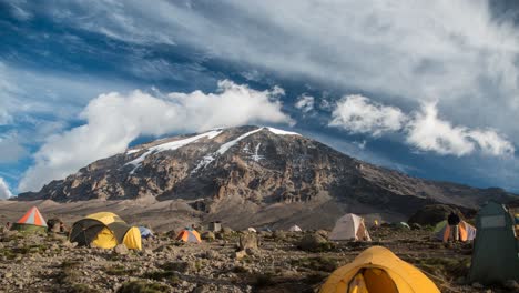 Ein-Cinemagraph-Eines-Campingplatzes-Auf-Dem-Weg-Zum-Gipfel-Des-Kilimandscharo