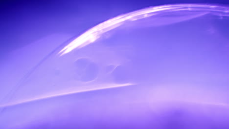 Foto-Macro-De-Una-Esfera-Púrpura-Que-Brilla-En-La-Oscuridad