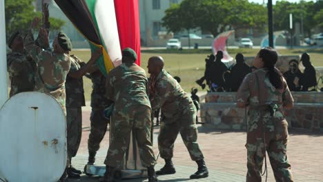 Die-Südafrikanische-Armee-Senkt-Als-Teil-Des-Täglichen-Militärprotokolls-Die-Nationalflagge-In-Einen-Container