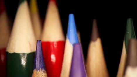 panning-left-past-colored-pencils,-2nd-row-from-lens-are-in-focus