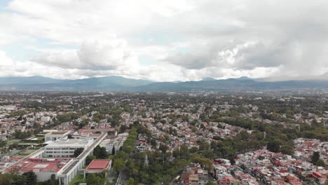Vista-De-Drones-De-Un-Día-Nublado,-Con-Cielo-Azul,-Sobre-Una-Zona-Residencial-En-La-Ciudad-De-México,-Cdmx
