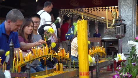 People-in-prayer-at-dot-suthep-temple-in-Chiang-Mai,-Thailand