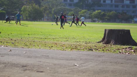 Männer-Spielen-Fußball-Mit-Dem-Nationalstadion-Von-Costa-Rica-Im-Hintergrund