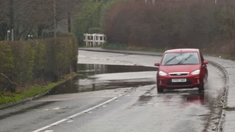 Fahrzeug-Fährt-Nach-Starkem-Regen-Stürmisch-überflutete-Straßenecke