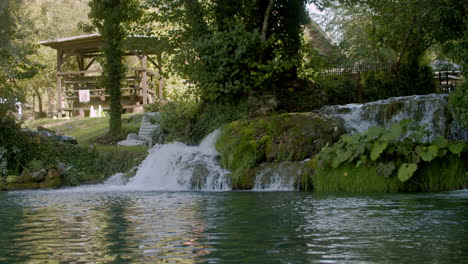 Kleiner-Wasserlauf-Im-Hinterhof-In-Kroatien