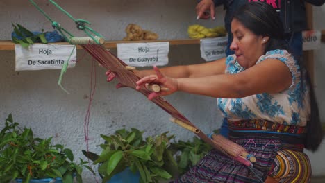 Guatemaltekische-Frau-Demonstriert-Altmodische-Einfädeltechnik