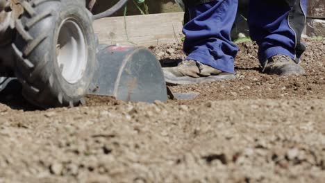 Landwirt-Fährt-Kleinen-Handtraktor-Für-Die-Bodenbearbeitung,-Um-Den-Boden-Für-Die-Gartenarbeit-Vorzubereiten