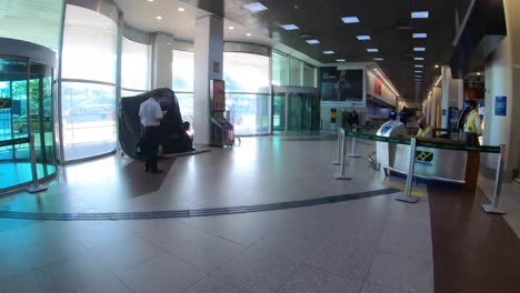 Timewarp-Time-lapse-Ingresando-Al-Aeropuerto-Santos-Dumont-De-La-Ciudad-De-Río-De-Janeiro-Casi-Desierto-Durante-El-Brote-De-Coronavirus-Covid-19-Con-Check-ins-Y-Sala-De-Salidas