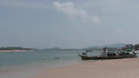Barcos-De-Pesca-En-Una-Playa-En-Tailandia-Takua-Pa-En-Un-Agradable-Día-Soleado-Junto-Al-Océano-4k-Cámara-Lenta