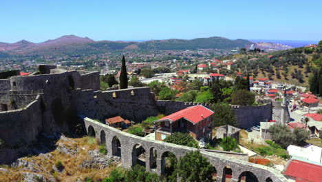 Verkleinern-Sie-Eine-4K-Luftaufnahme-Der-Festung-Stari-Bar-Auf-Einem-Hügel-In-Montenegro-Mit-Mauern-Und-Einem-Aquädukt-Und-Der-Neuen-Stadt-Bar-An-Ihrer-Basis