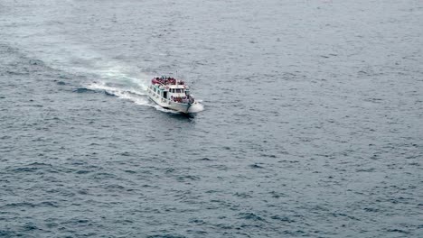 Ausflugsboot,-Touristisches-Ausflugsboot,-Voller-Touristen,-Die-über-Das-Meer-Der-Cinque-Terre,-Italienische-Küste,-Segeln