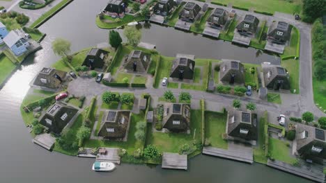 Luftaufnahme-Des-Niederländischen-Ferienparks-Im-Sommer-Mit-Schön-Symmetrisch-Ausgerichteten-Häusern