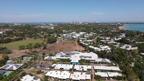 Aerial-Drone-shot-of-Fannie-Bay-and-Darwin-Skyline,-in-Northern-Territory