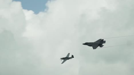 Heritage-Flug-Mit-F-35-Lightning-Und-P-51-Mustang,-Die-Aus-Nächster-Nähe-Fliegen