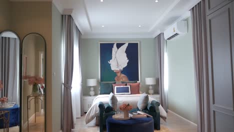 Schlafzimmer-Mit-Eleganter-Und-Stilvoller-Möbelinnenausstattung