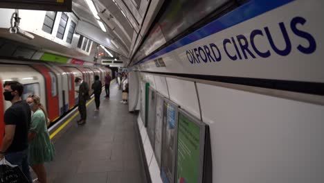 El-Tren-Se-Detiene-En-Oxford-Circus-En-El-Metro-De-Londres,-Reino-Unido