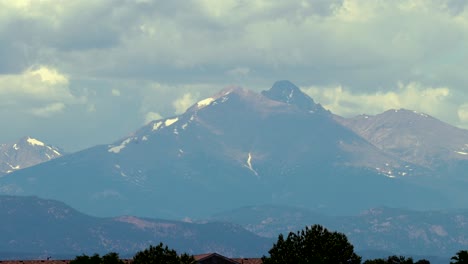 El-Pico-De-Una-Montaña-Rocosa-Distante-Resiste-Mientras-Las-Nubes-Se-Agitan-En-Este-Lapso-De-Tiempo
