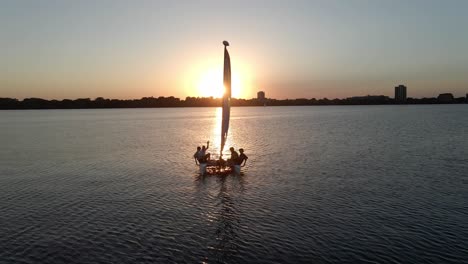 Segelboot-Auf-Dem-Weg-Zum-Horizont,-Wundervoller-Sonnenuntergang-In-Einem-See-In-Minnesota