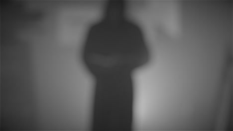 Verschwommene-Silhouette-Eines-Mönchs-In-Schwarz-Und-Weiß