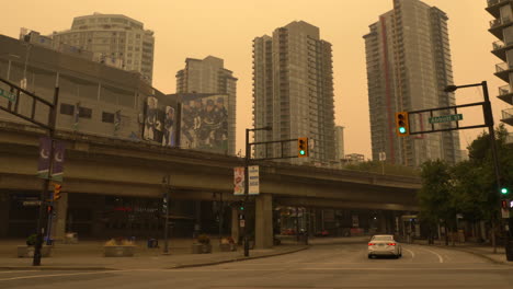 Stimmungsvoller-Himmel-über-Der-Skyline-Im-Expo-Boulevard-Und-Der-Abbott-Street-In-Vancouver,-BC,-Verursacht-Durch-Den-Rauch-Des-Waldbrandes-In-Der-Region-–-Totalaufnahme