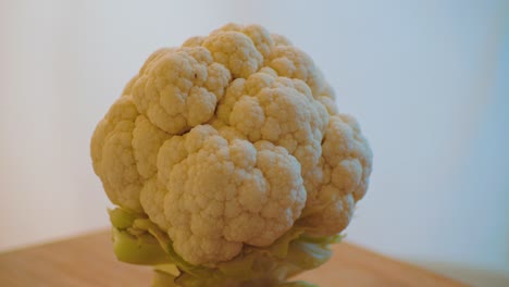 White-Cauliflower-Vegetable-Spinnning-on-Plate-in-Kitchen-Table