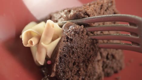 Comiendo-Pastel-De-Chocolate-Con-Un-Tiro-Macro-De-Tenedor