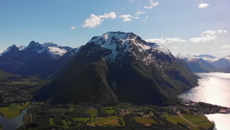 Drohne-Schwenkt-Nach-Rechts-Mit-Wunderschönem-Blick-über-Die-Norwegischen-Fjorde-Und-Berge