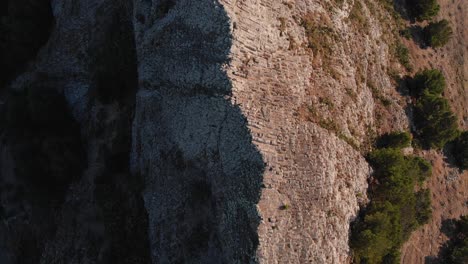 Dramatischer-Flug-Direkt-über-Und-Entlang-Der-Felsigen,-Steinigen-Ana-Ferreira,-Steiler,-Zackiger-Und-Spitzer-Gipfelrücken-Und-Gelände-Auf-Der-Insel-Porto-Santo,-Madeira-Archipel,-Portugal,-Luftanflug-über-Den-Kopf