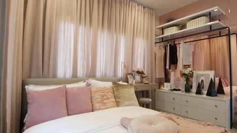 Schönes,-Komplett-Eingerichtetes-Schlafzimmer-Mit-Süßen-Farbtönen