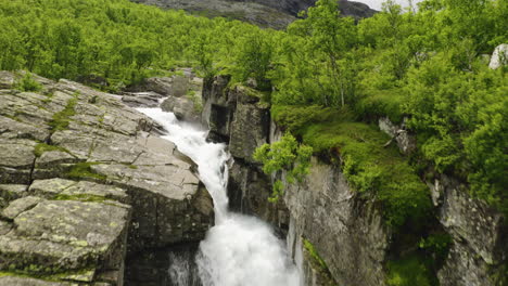 Ein-Süßwasserbach-Fließt-Durch-Die-Wunderschöne-Norwegische-Landschaft