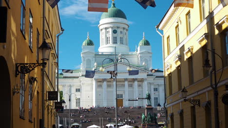 Blick-Auf-Eine-Helsinki-Kathedrale-Von-Der-Straße-Zwischen-Den-Gebäuden