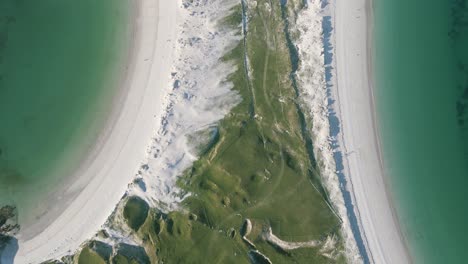 Atemberaubende-Landschaft-Von-Dog&#39;s-Bay-Beach-Und-Gurteen-Beach-Mit-Grünen-Feldern-Und-Feinem-Weißen-Sand-Im-Sommer-In-Roundstone,-Connemara,-Irland