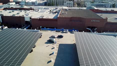 Luftaufnahme-Der-Glendale-Galleria-über-Dem-Gebäude-Eines-Einkaufszentrums-Mit-Sonnenkollektoren-Auf-Dem-Dach