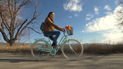 Junges-Mädchen,-Das-Ein-Türkisfarbenes-Fahrrad-Fährt