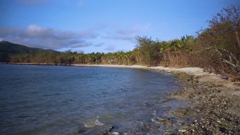 Meereswellen-Plätschern-An-Einem-Sonnigen-Tag-An-Der-Felsigen-Küste-Der-Fidschi-Insel---Gimbal-Aufnahme