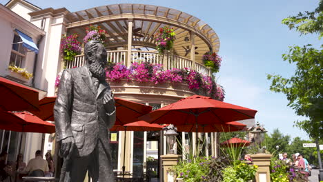 Statue-Von-George-Bernard-Shaw-In-Niagara-on-the-Lake,-Ontario