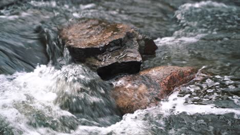 Wasserfall,-Der-Auf-Den-Felsen-Läuft