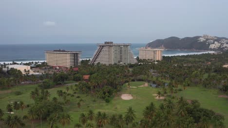 Vista-Aérea-De-Los-Edificios-De-Condominios-Princesa-Mundo-Imperial-Y-Resort-En-La-Costanera-De-Acapulco,-México