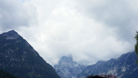 Niebla-De-Montaña-Y-Nubes-Que-Se-Elevan-Por-La-Mañana-Durante-El-Amanecer-En-Austria