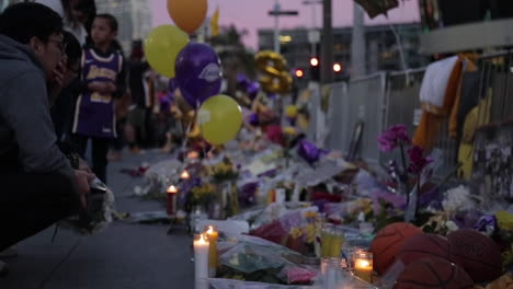 El-Hombre-Rinde-Homenaje-Solemnemente-A-Kobe-Bryant-En-El-Memorial-Al-Atardecer