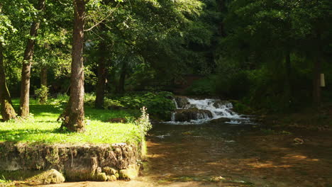 Langsame-Kamerabewegung-In-Richtung-Eines-Wunderschönen-Kleinen-Wasserfalls-In-Kroatien